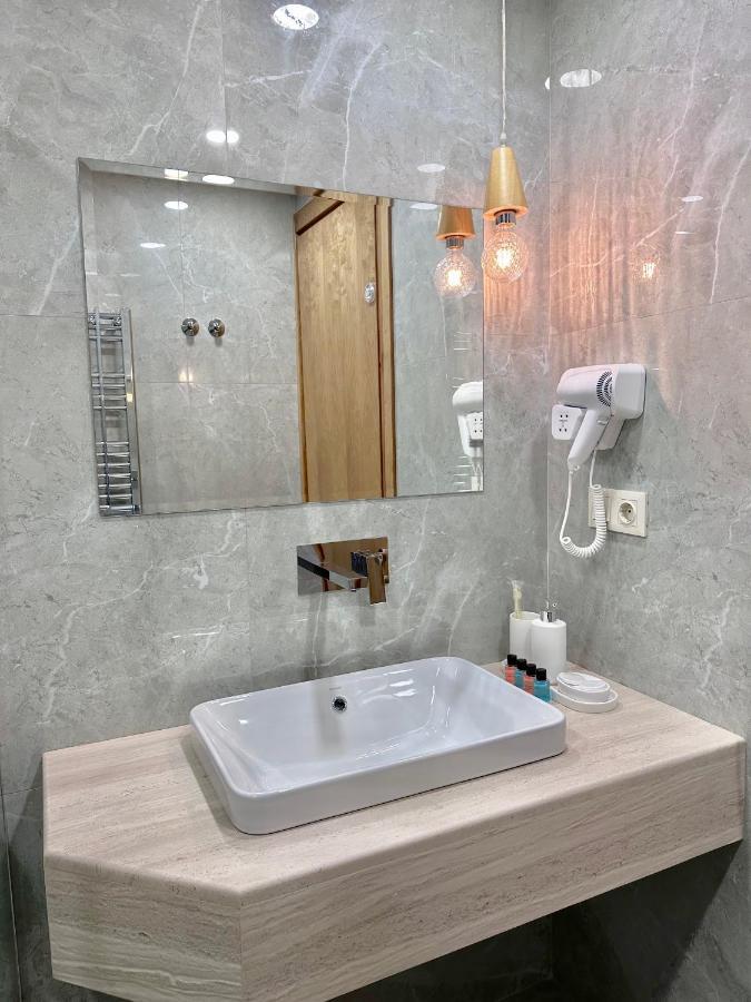טביליסי Hotel Embassy מראה חיצוני תמונה